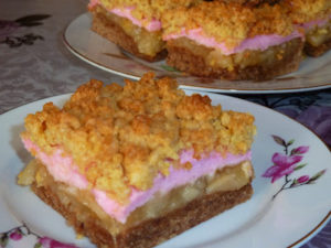 Szarlotka na kakaowym spodzie z różową pianką