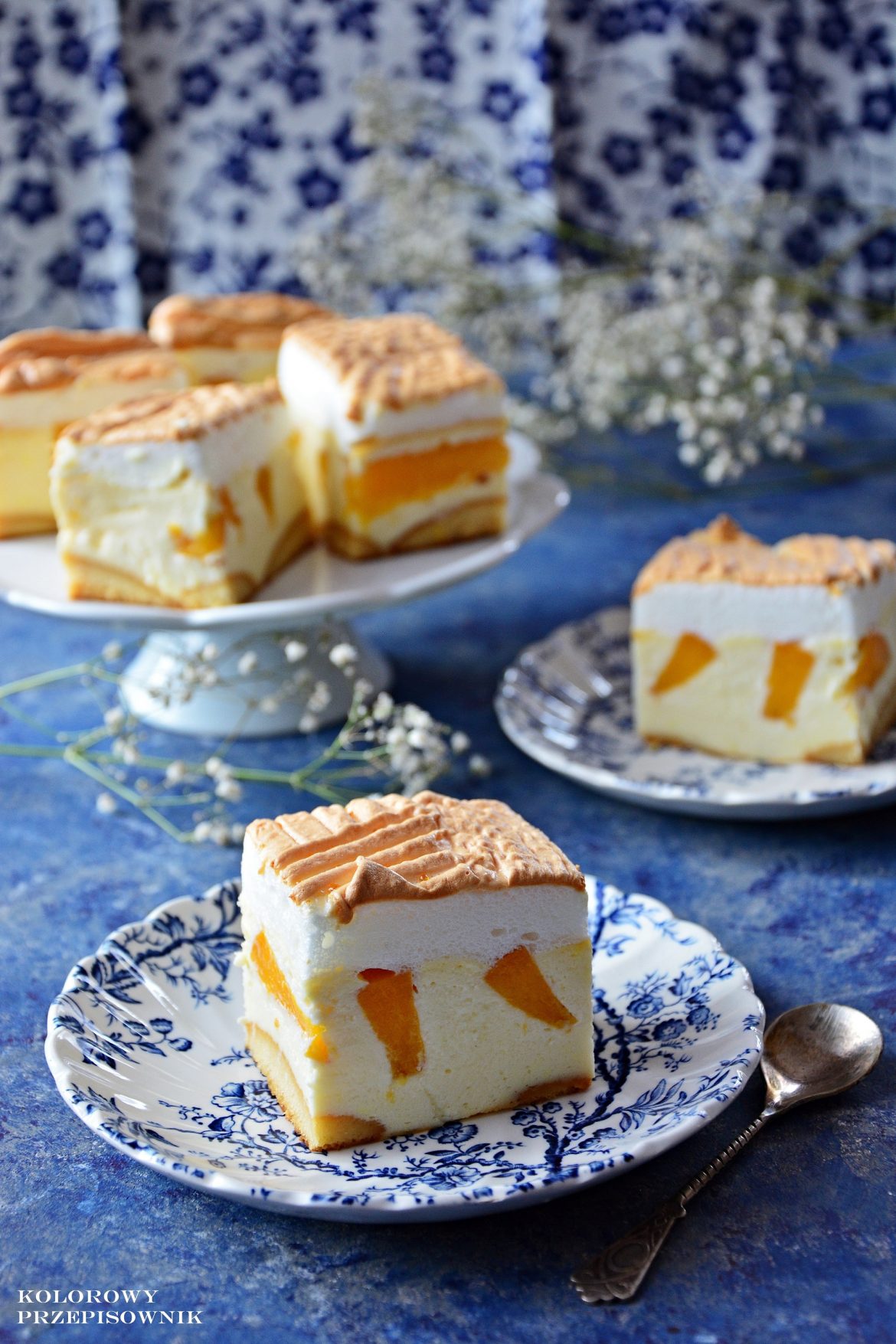 Sernik z mlekiem i brzoskwiniami, sernik z brzoskwiniami, sernik z mlekiem, sernik z bezą, sernik - Kolorowy Przepisownik