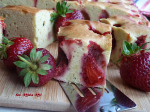 Ciasto z truskawkami, przepis na ciasto z truskawkami, ucierane z truskawkami, biszkoptowe z truskawkami