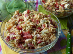 Sałatka z makaronem z zupek chińskich