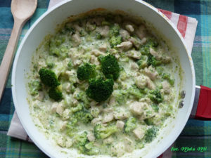 Kurczak w sosie brokułowo-serowo-śmietanowym, kurczak z brokułem, potrawka z kurczaka z brokułem