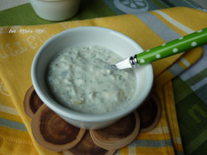 Sos czosnkowy z koperkiem, sos mocno czosnkowy, dip czosnkowy, sos czosnkowy do grilla, dip do dań z grilla