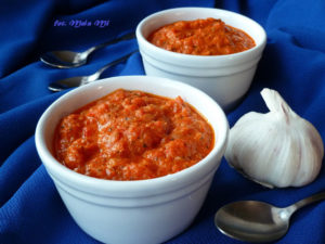 Sos z pieczonej papryki z serem feta i czosnkiem, sos paprykowy, dip paprykowy