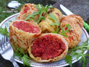 Gołąbki z mielonym, kaszą jęczmienną, pieczoną papryką i buraczkiem, gołąbki wegetariańskie