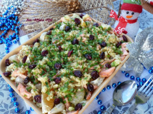 Sałatka z łososiem, zielonym grejfrutem, żurawiną, makaronem i świeżą kolendrą