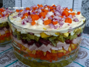 Sałatka warstwowa z cebulką złocistą i szynką