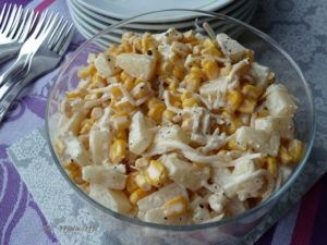 Sałatka awaryjna z ananasa, kukurydzy i selera, sałatka z ananasem, sałatka z kukurydzą, sałatka wegetariańska, szybka sałatka, sałatka imprezowa - Kolorowy Przepisownik