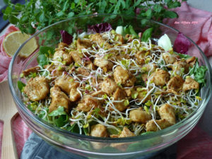 Sałatka z piersią indyka i dressingiem, sałatka imprezowa, szybka sałatka - Kolorowy Przepisownik