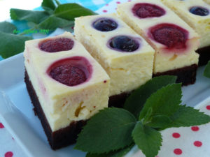 Sernik z owocami na spodzie brownie, sernikobrownie, sernikobrownie z owocami