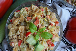 Sałatka z kurczakiem i kolorowym makaronem