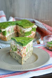 Sałatka tortowa ze szpinakową roladką na pieczarkowym cieście