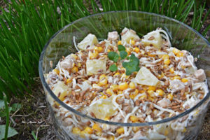 Sałatka z kurczakiem, ananasem i prażonym słonecznikiem, sałatka imprezowa, szybka sałatka, sałatka na słodko