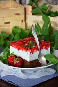 Brownie z kremem jogurtowym z ricottą i truskawkami, brownie z truskawkami, brownie z owocami