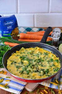 Frittata z cukinią, batatem i mini makaronem warzywnym