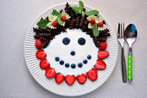 Makaronowo-jogurtowa buzia z owocami, makaron dla dzieci