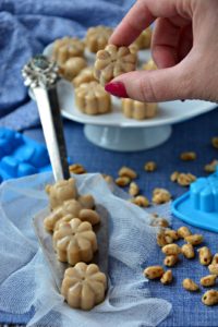 Pralinki karmelowe z chrupką, pralinki karmelowe, pralinki, pralinki z cukierków, domowe słodycze - Kolorowy Przepisownik