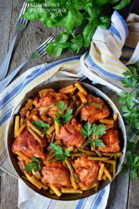 Faszerowane podudzia kurczaka w boczku, z fasolką szparagową