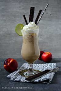 Koktajl kawowo-nektarynkowy, koktajl bez blendera, kawa nektarynkowa