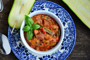 Leczo z cukinii z papryką i kiełbasą