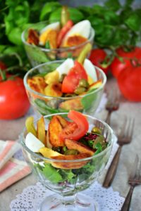 Sałatka z jajkiem, pomidorem, ziemniakami i kaparami - Kolorowy Przepisownik, sprawdzone przepisy