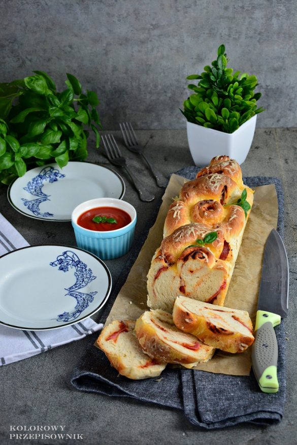 Chleb pizzowy z salami, chleb o smaku pizzy