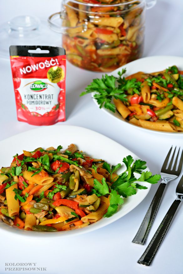 Kociołek warzywny z makaronem, danie jednogarnkowe, wegetariańskie