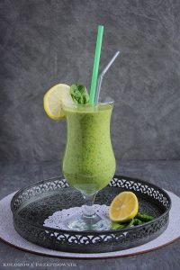 Koktajl ze szpinakiem pietruszką i owocami, koktajl fit