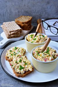 Pasta jajeczna z wędzonym twarogiem i rzodkiewką, pasta śniadaniowa, pasta kanapkowa