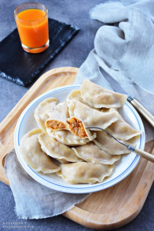 Pierogi z soczewicą, wędzonym twarogiem i suszonymi pomidorami, pierogi z soczewicą, jak zrobić ciasto na pierogi