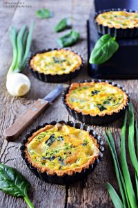 Quiche z warzywami i mozzarellą, quiche ze szpinakiem