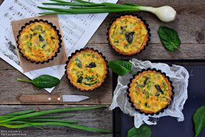 Quiche z warzywami i mozzarellą, quiche ze szpinakiem