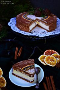 Torcik piernikowo-serowy z kremem pomarańczowym straciatella