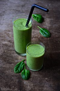 Zielony koktajl ze szpinakiem i mango, koktajl ze szpinakiem, zdrowy koktajl - Kolorowy Przepisownik