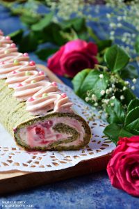 Rolada szpinakowa z kremem truskawkowym, rolada na słodko, rolada z truskawkami, rolada ze szpinakiem - Kolorowy Przepisownik