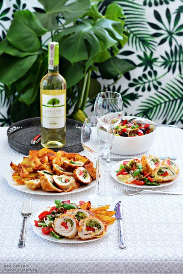 Roladki z kurczaka z warzywami i sałatką, kolorowe roladki z kurczaka, roladki z warzywami i mozzarellą