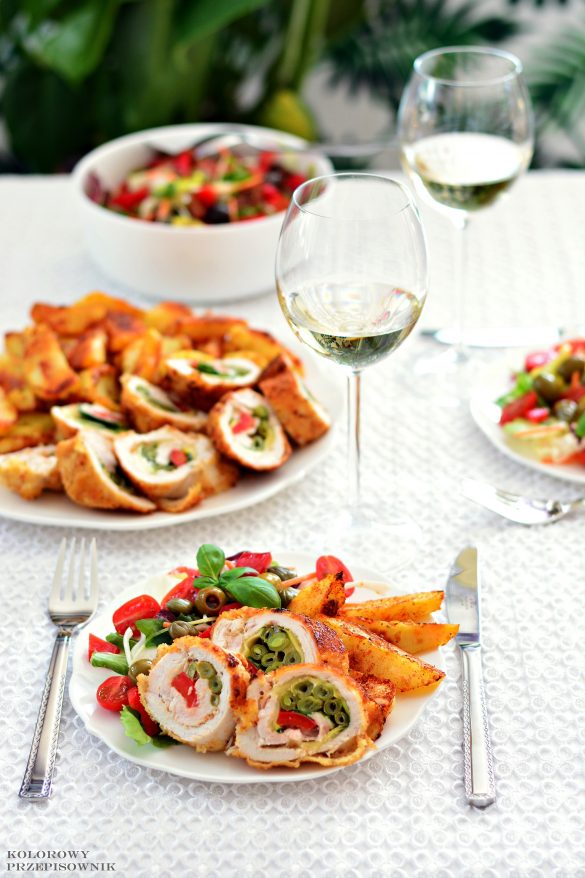 Roladki z kurczaka z warzywami i sałatką, kolorowe roladki z kurczaka, roladki z warzywami i mozzarellą