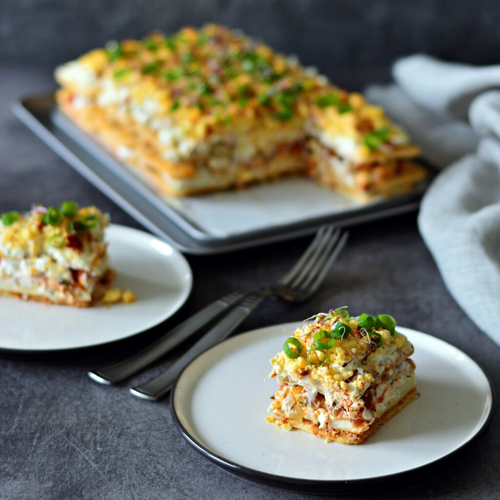 Salatka na krakersach z kurczakiem i mozzarella, salatka warstwowa na krakersach, salatka na krakersach, salatka z kurczakiem - Kolorowy Przepisownik