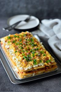 Salatka na krakersach z kurczakiem i mozzarella, salatka warstwowa na krakersach, salatka na krakersach, salatka z kurczakiem - Kolorowy Przepisownik