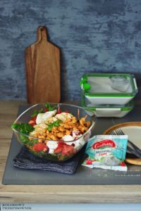 Salatka z kurczakiem i mozzarella, salatka na lunch, salatka do pracy - Kolorowy Przepisownik