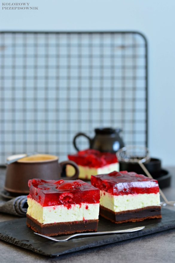 Brownie z kremem smietankowym i owocami w galaretce, brownie z owocami, ciasto brownie, torcik brownie, tort z malinami - Kolorowy przepisownik, sprawdzone przepisy