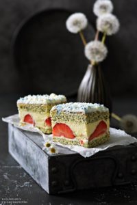 Ciasto makowe z truskawkami, makowa panienka, biszkopt makowy, ciasto z truskawkami, ciasto z kremem budyniowym - Kolorowy Przepisownik, sprawdzone przepisy