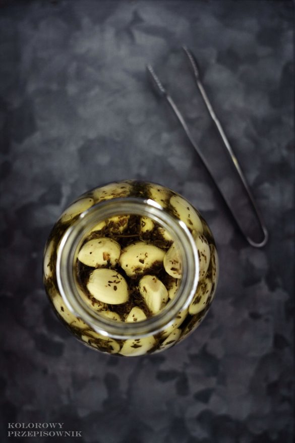 Czosnek marynowany w ziolach, czosnek w sloikach, przetwory - kolorowy przepisownik, blog kulinarny, sprawdzone przepisy