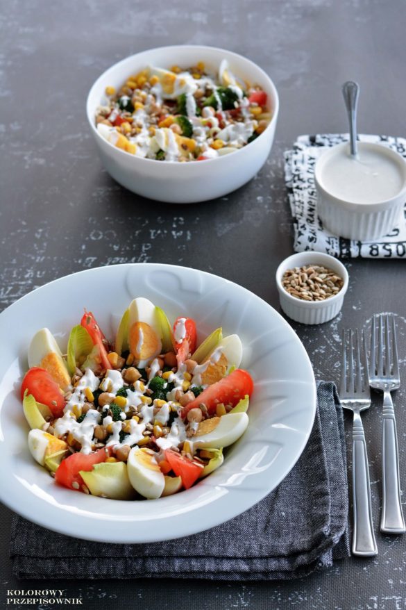 Salatka brokulowa z jajkiem, salatka z brokulem, jajkiem i pomidorem, szybka salatka z brokulem, salatka na lunch, salatka na kolacje - Kolorowy Przepisownik, sprawdzone przepisy