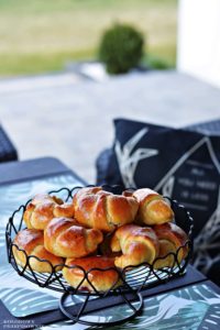 Rogaliki drozdzowe, rogaliki z konfitura, ciasto drozdzowe, buleczki drozdzowe, wypieki drozdzowe, rogaliki sniadaniowe - Kolorowy Przepisownik, sprawdzone przepisy