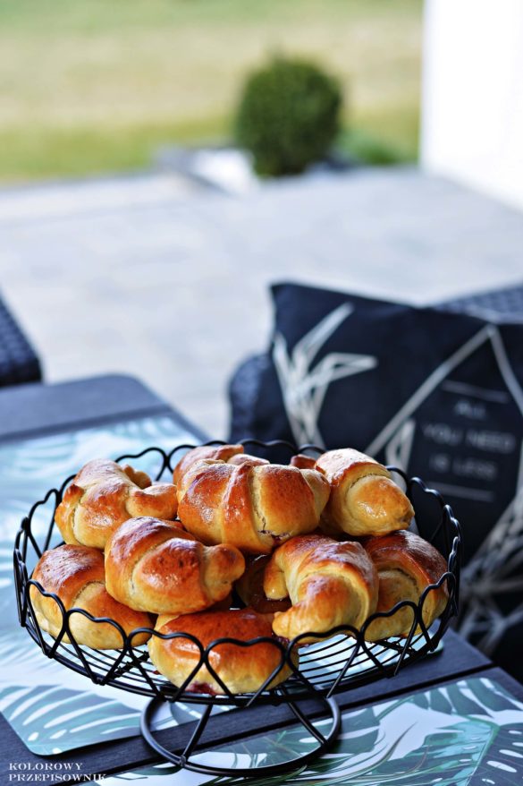 Rogaliki drozdzowe, rogaliki z konfitura, ciasto drozdzowe, buleczki drozdzowe, wypieki drozdzowe, rogaliki sniadaniowe - Kolorowy Przepisownik, sprawdzone przepisy