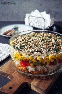 Salatka-warstwowa-z-ryzem-i-kurczakiem-salatka-z-kurczakiem-salatka-swiateczna-Kolorowy-Przepisownik-blog-sprawdzone-przepisy