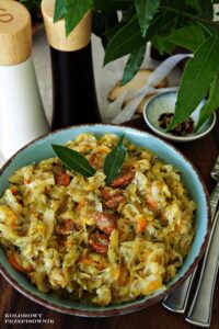 Mloda kapusta z kielbasa i zasmazka, przepis na kapuste, kapusta z kielbasa-Kolorowy Przepisownik, sprawdzone przepisy