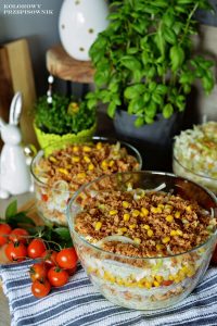 Salatka warstwowa gyros-tzatziki z prazona cebulka, salatka gyros, salatka imprezowa - Kolorowy Przepisownik, sprawdzone przepisy